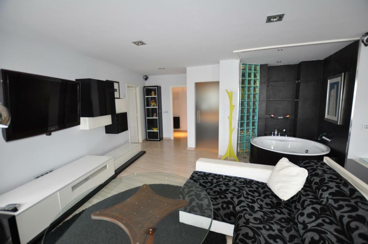 Black And White Suitte "Marques" Noja Exterior photo